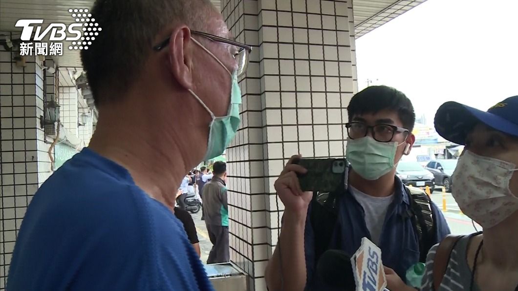 男子表示上午連絡多家醫院都沒辦法確認母親下落。(圖/TVBS)
