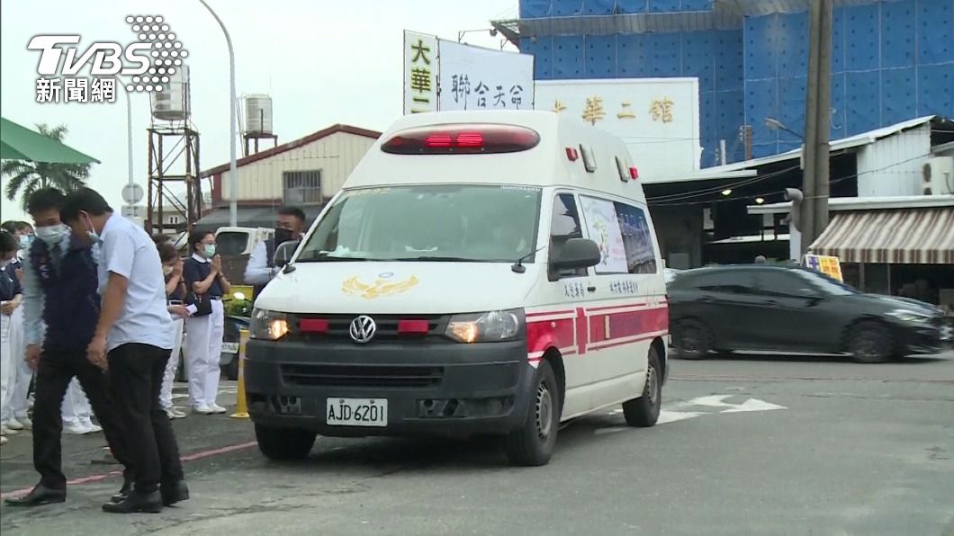 下午陸續有遺體送到殯儀館。(圖/TVBS)