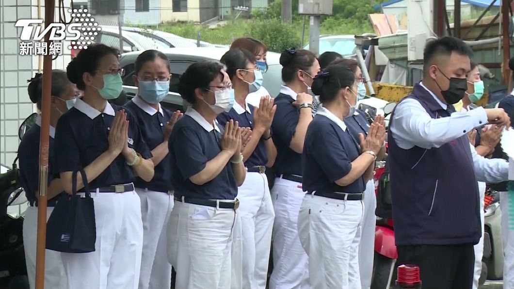 慈濟人員到場協助家屬。(圖/TVBS)