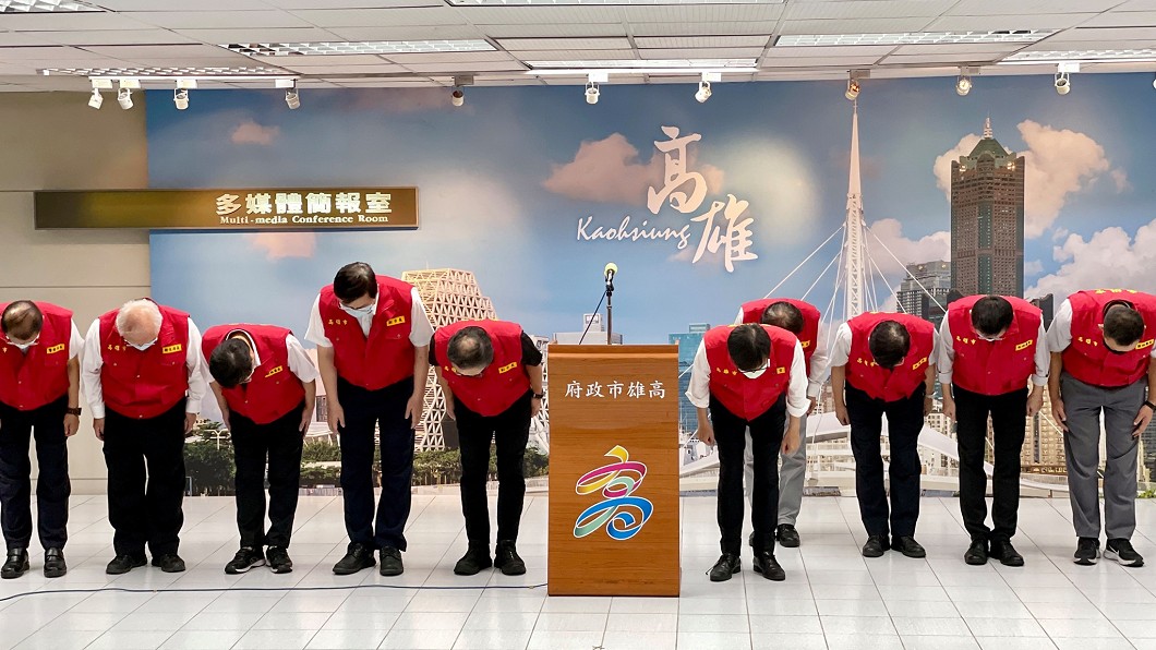 陳其邁90度鞠躬道歉。(圖/翻攝自陳其邁 Chen Chi-Mai臉書)
