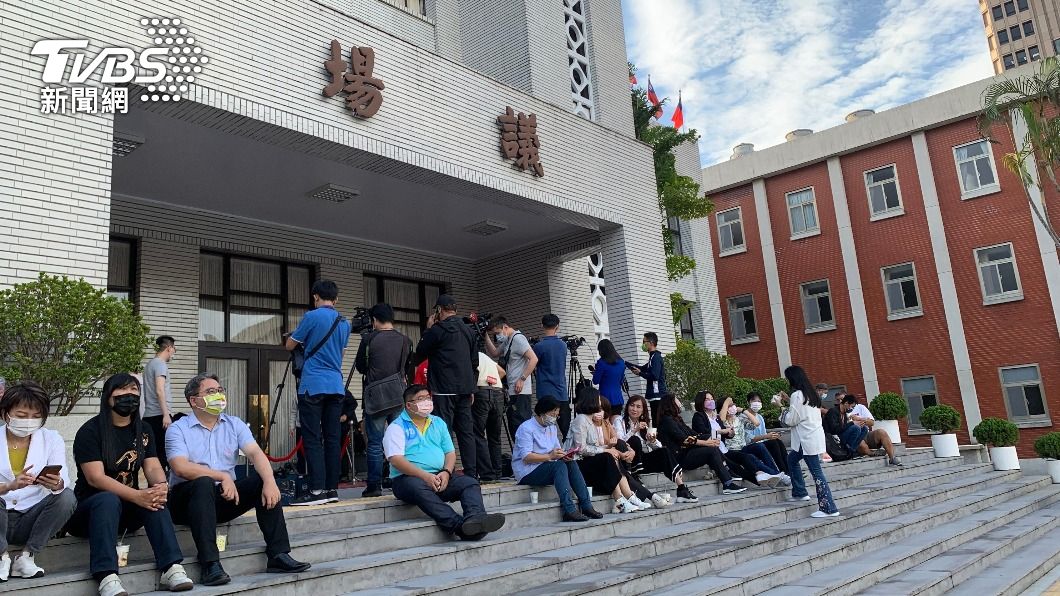 投降說風波延燒　綠委搶先進入議場確保立院議事順利
