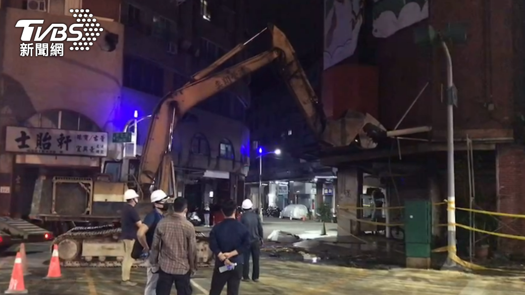 工務局持續協助拆除建築物玻璃牆,並設置圍籬。(圖/TVBS)