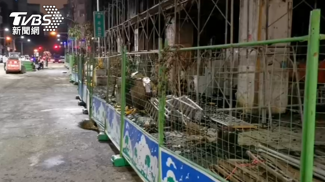 工務局持續協助拆除建築物玻璃牆,並設置圍籬。(圖/TVBS)
