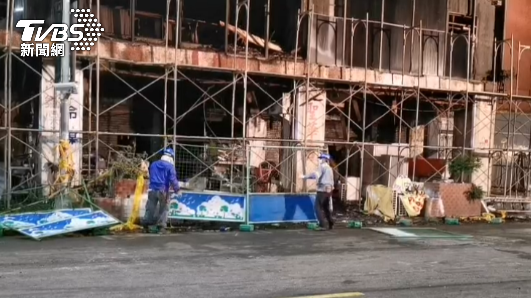 工務局持續協助拆除建築物玻璃牆,並設置圍籬。(圖/TVBS)