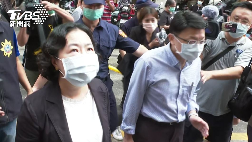 主任檢察官洪瑞芬(左)及承辦檢察官廖偉程(右)今(15)日上午抵達火警現場勘察。(圖/TVBS)