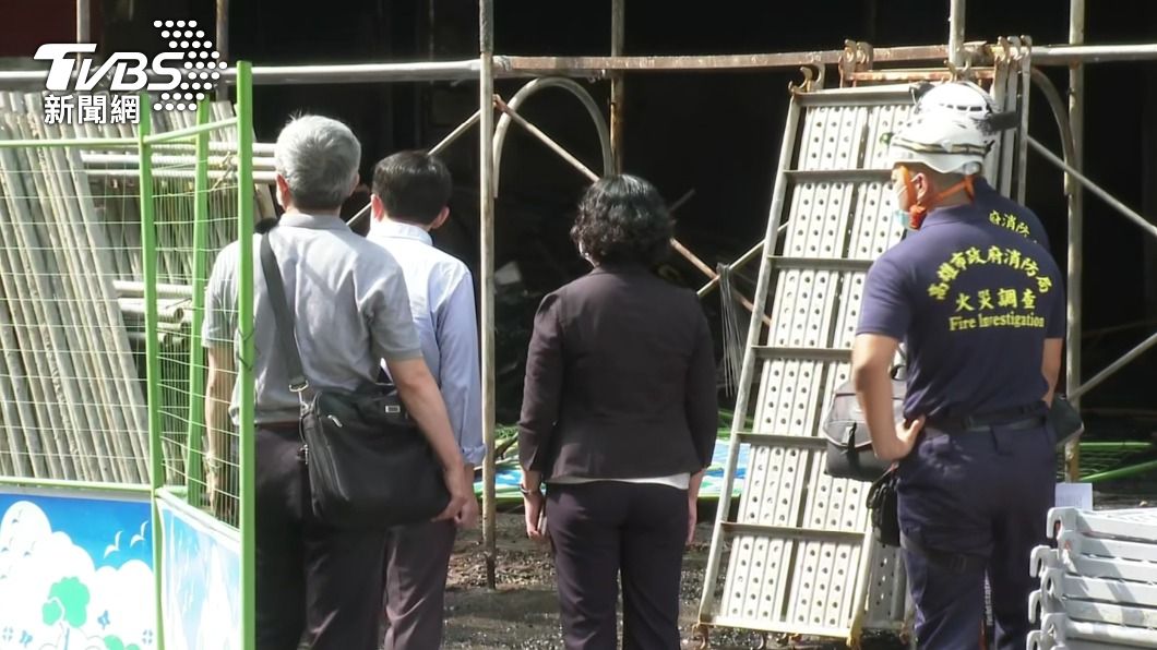 檢察官走到起火點、茶具行的門口。(圖/TVBS)
