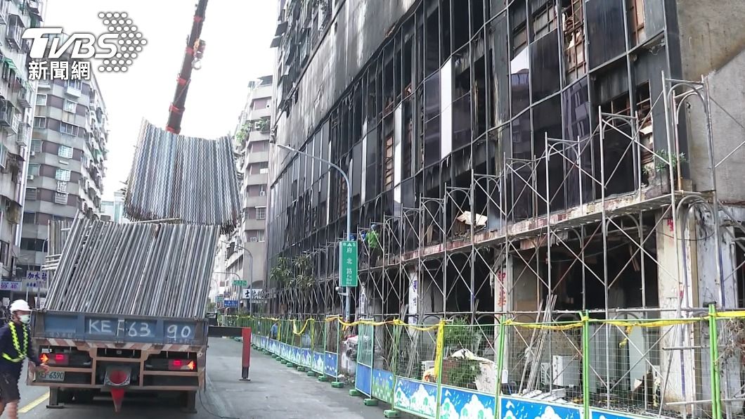 城中城大樓外搭設鷹架,防止倒塌。(圖/TVBS)
