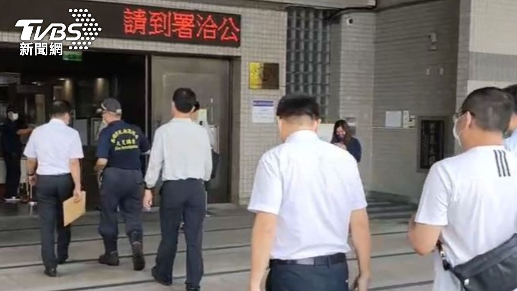 火調科人員和員警進入地檢署。(圖/TVBS)