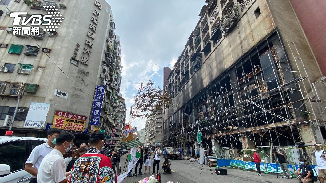 城中城大火家屬招魂　茶具行老闆指涉案情侶常吵架