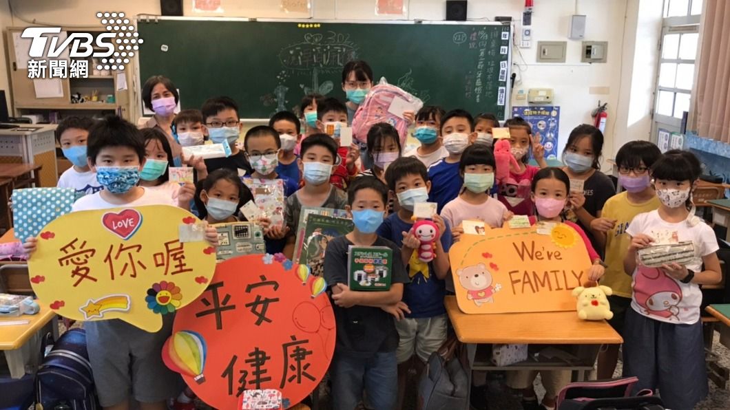 張姓女童的同班同學製作小卡,為他們母女倆集氣。(圖/校方提供)