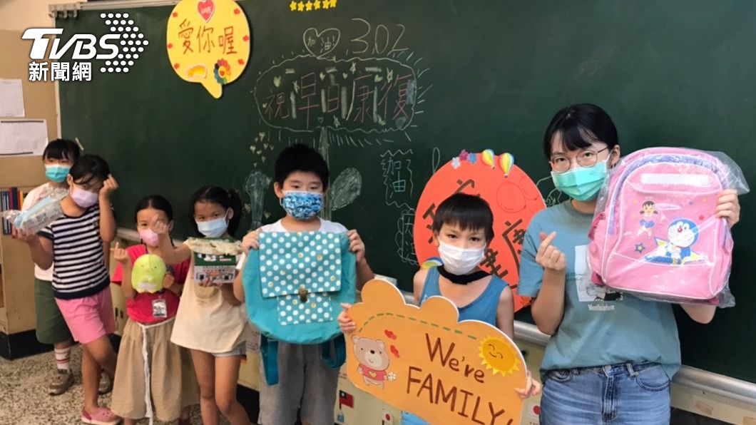 張姓女童的同班同學製作小卡,為他們母女倆集氣。(圖/校方提供)