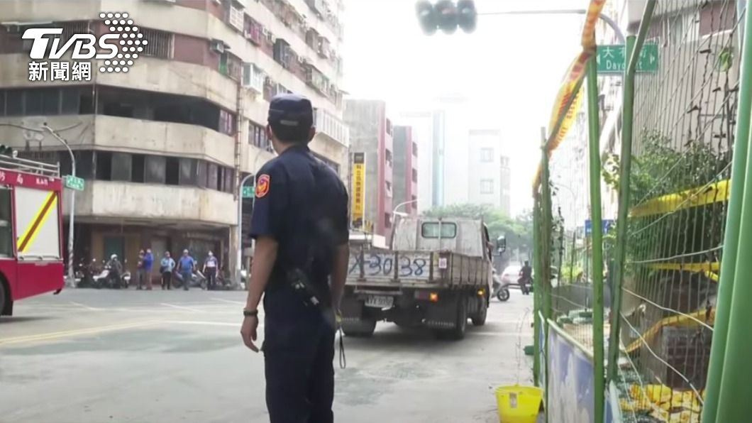 3刺青男欲強闖城中城「拿文件」 遭阻竟還嗆警大鬧現場