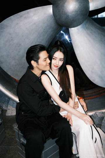 向佐的手輕輕放在郭碧婷的腹部上，引發外界聯想。（圖／翻攝自向佐微博） 