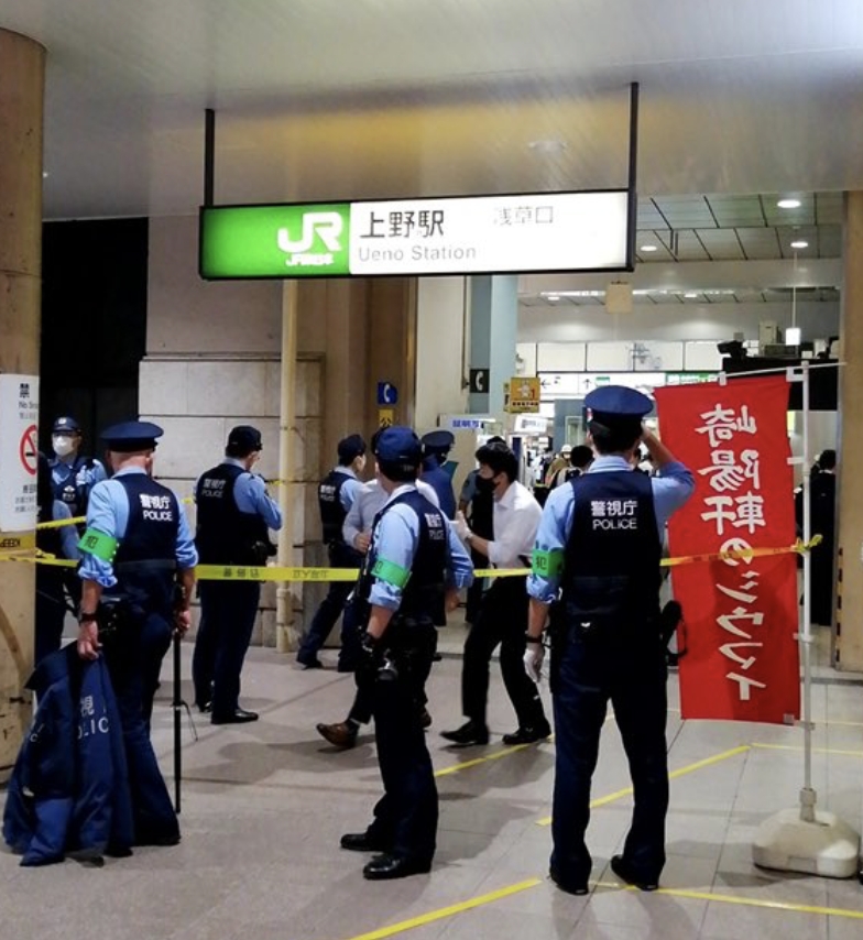 警方封鎖案發現場。(圖/翻攝自@MofuMedia推特)