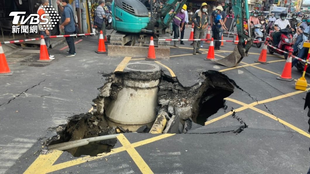 疑似是水溝牆破損，造成路基塌陷。（圖／TVBS）