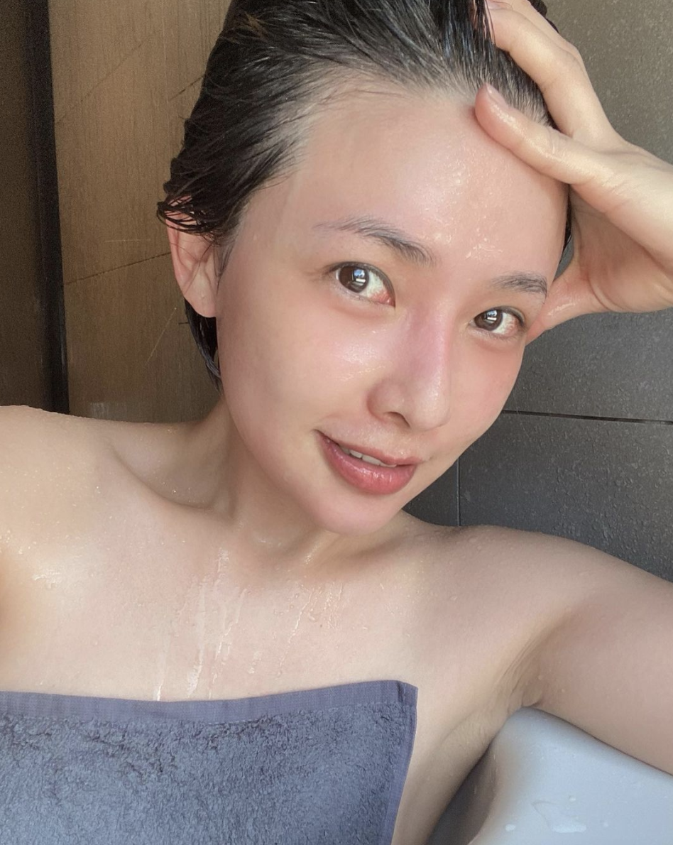 吳婉君曬出性感泡澡照。(圖/翻攝自吳婉君IG)
