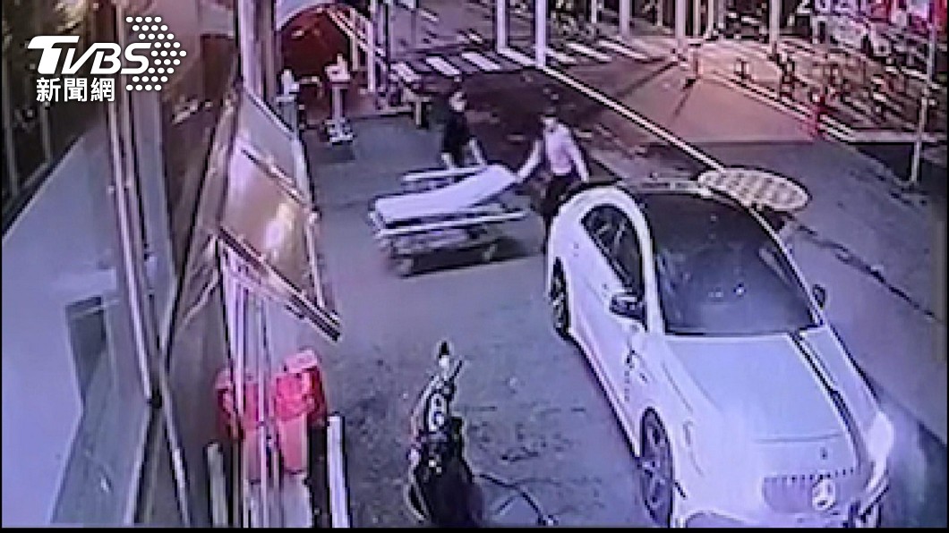 陳修將開車將女友送醫急救。(圖/TVBS)