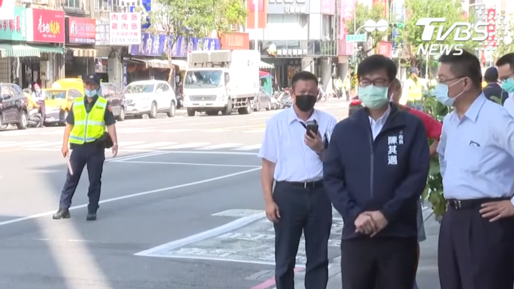 陳其邁今日至阮綜合醫院慰問城中城傷患。(圖/TVBS)