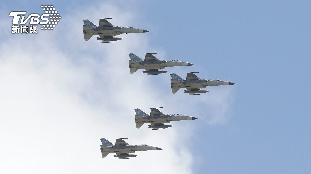 IDF戰機於國慶大典上執行編隊飛行。(圖/達志影像美聯社)