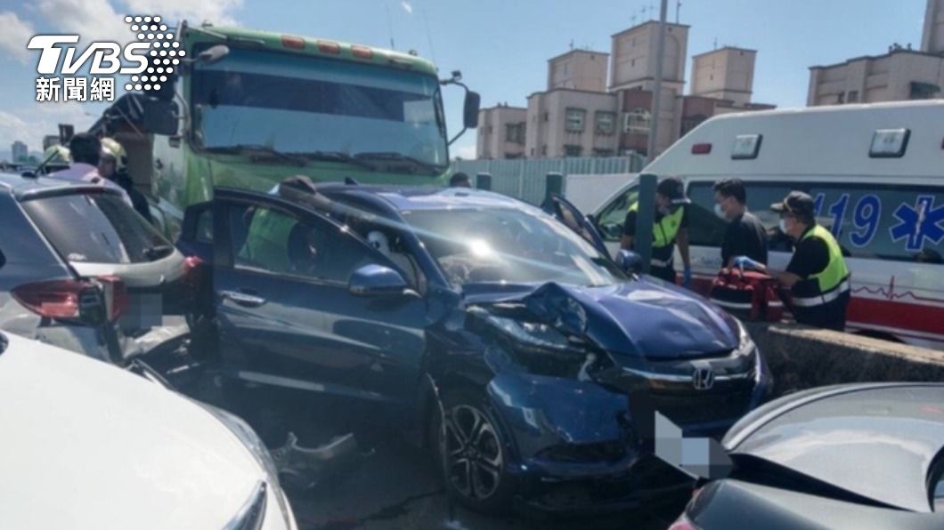 車流回堵沒注意?台64線砂石車連撞4車、2人傷