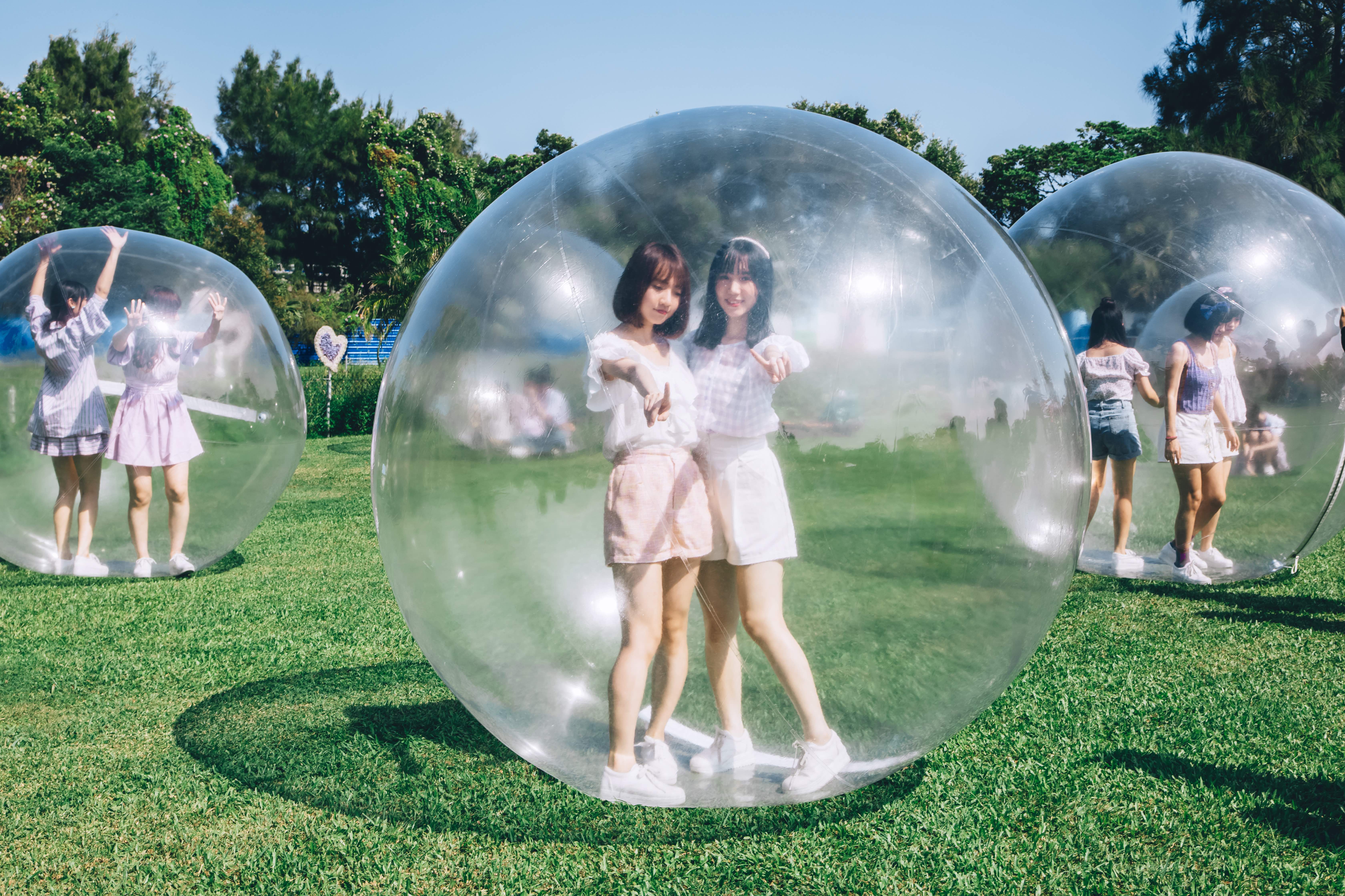 AKB48 Team TP成員頂高溫被塞進透明泡泡。(圖/好言娛樂提供)