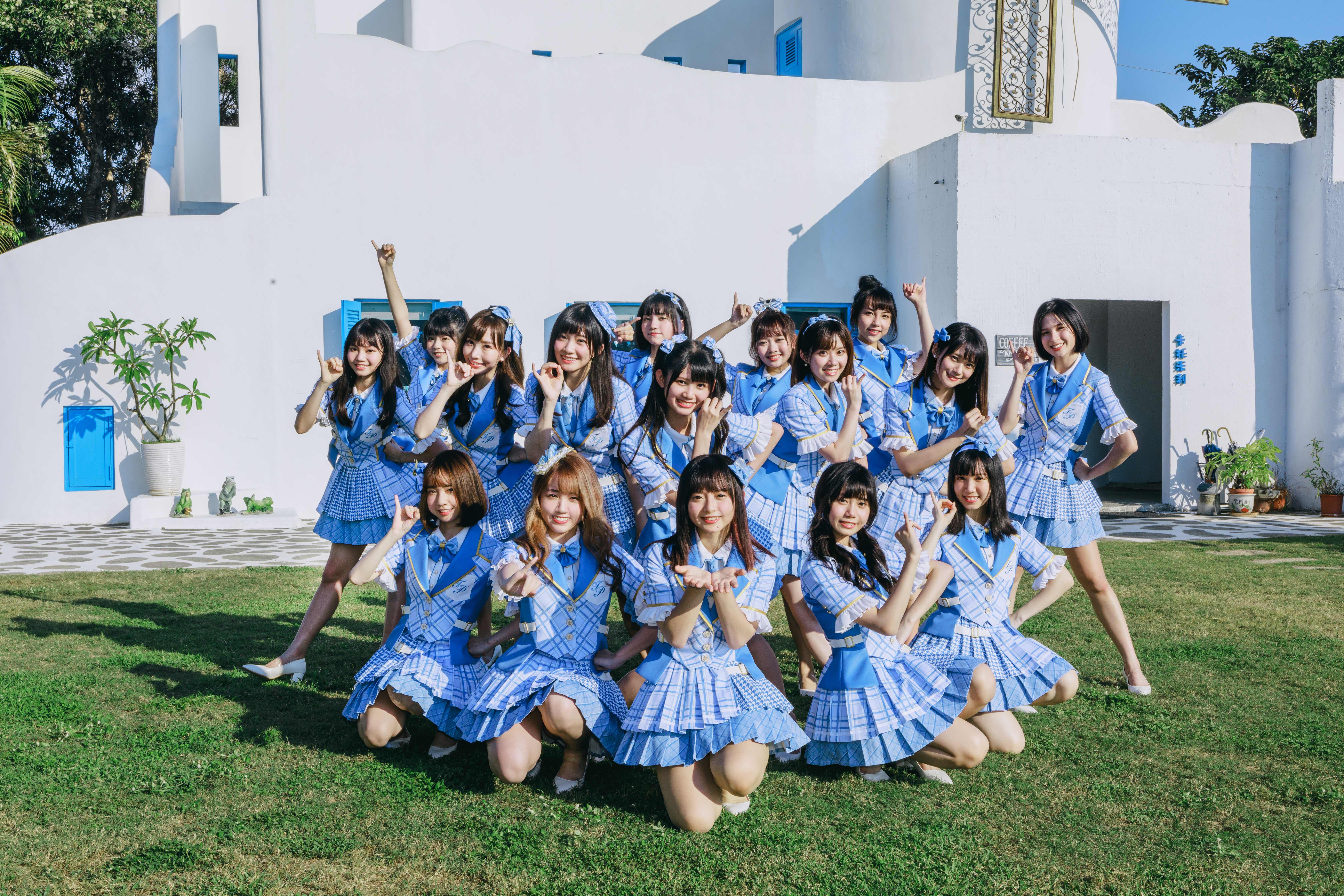 AKB48 Team TP成員們穿上一襲「水漾藍」格紋制服,青春感十足。(圖/好言娛樂提供)