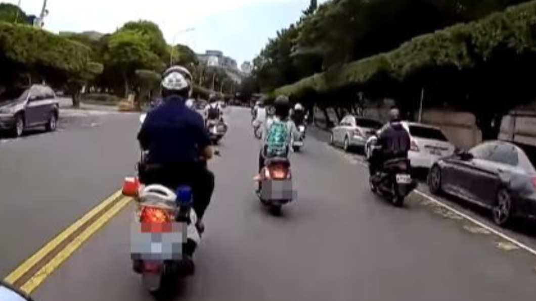 員警獲報趕往立法院。(圖/翻攝自重機車友 ❘ 各區路況、天氣回報中心 臉書)