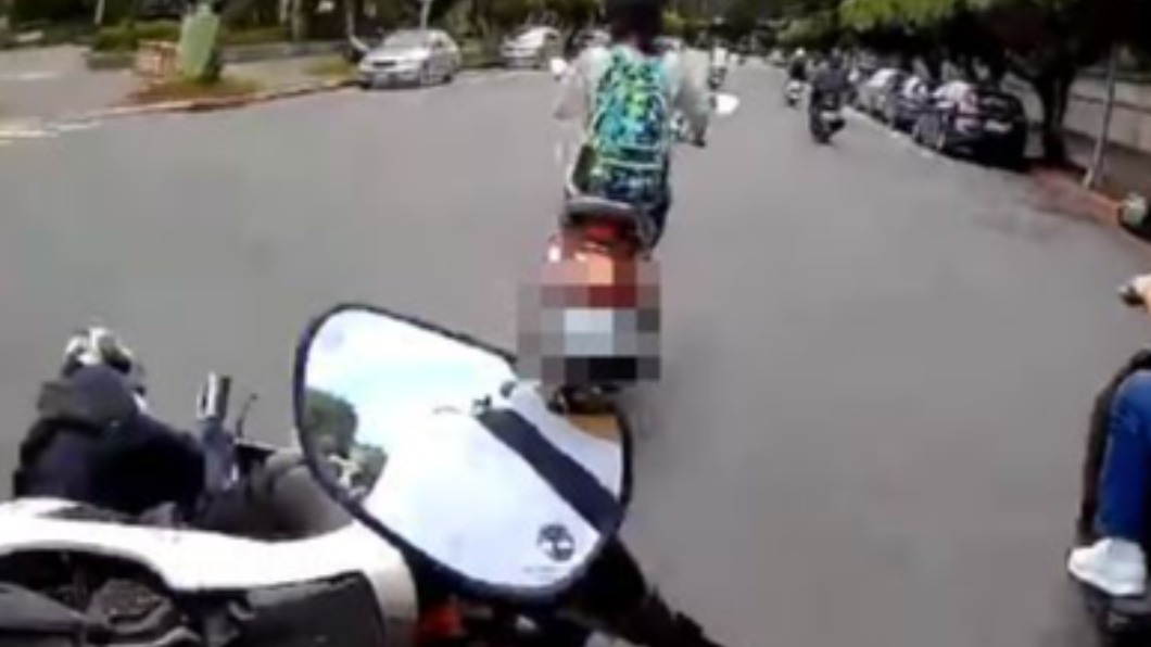 員警為閃車自摔受傷。(圖/翻攝自重機車友 ❘ 各區路況、天氣回報中心 臉書)