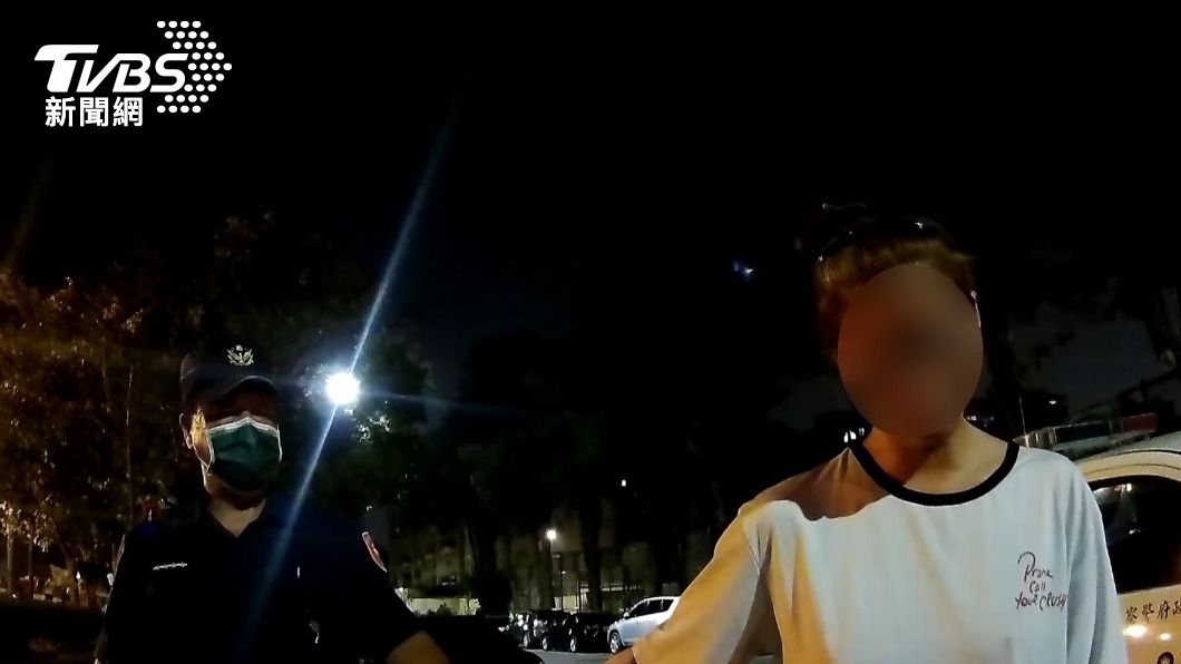 恐怖!女深夜閉眼閒晃 警叫不醒...父急攔:她在夢遊