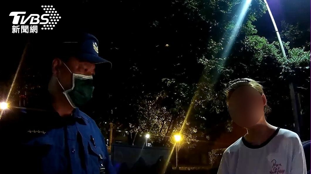 台中一名朱姓女子日前夢遊,閉眼走在街頭,警方怎麼叫都叫不醒。(圖/警方提供)