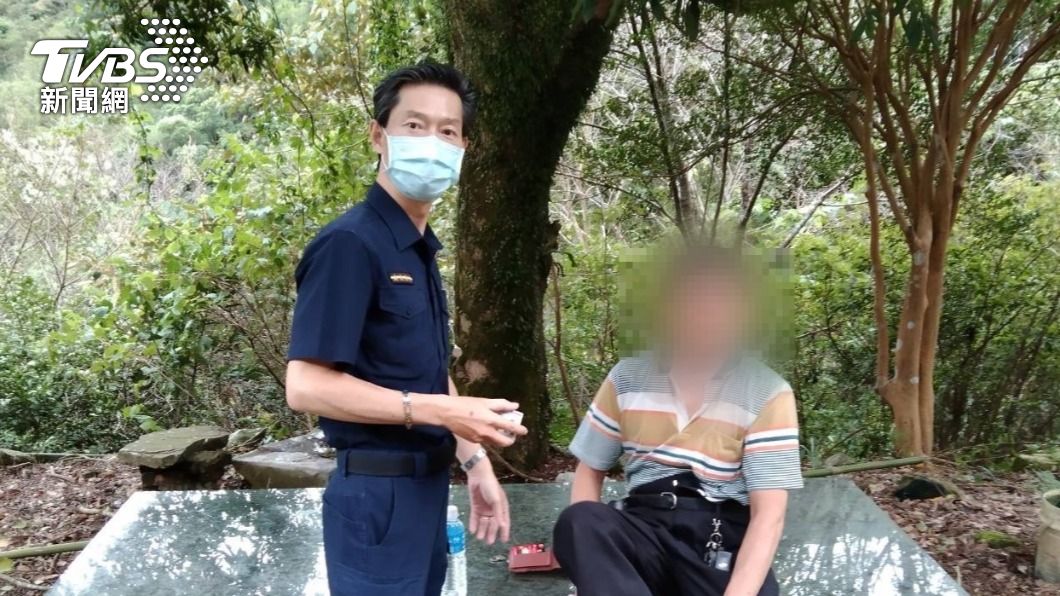 三峽分局成福派出所長協助找回張姓男子。(圖/TVBS)