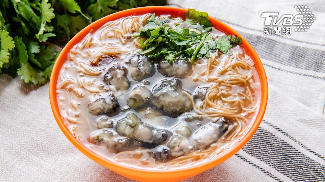 蚵仔麵線是許多人喜愛的街邊美食。(示意圖/shutterstock達志影像)