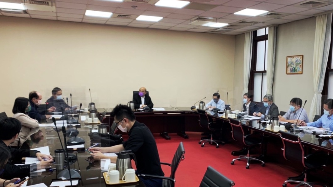 閣揆蘇貞昌上午召開會議，針對高雄大火進行災後檢討。（圖／行政院提供）