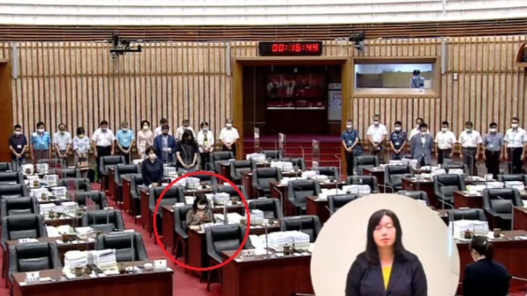 黃捷獨自滑手機未起身默哀。（圖／翻攝自高雄市議會影音隨選）