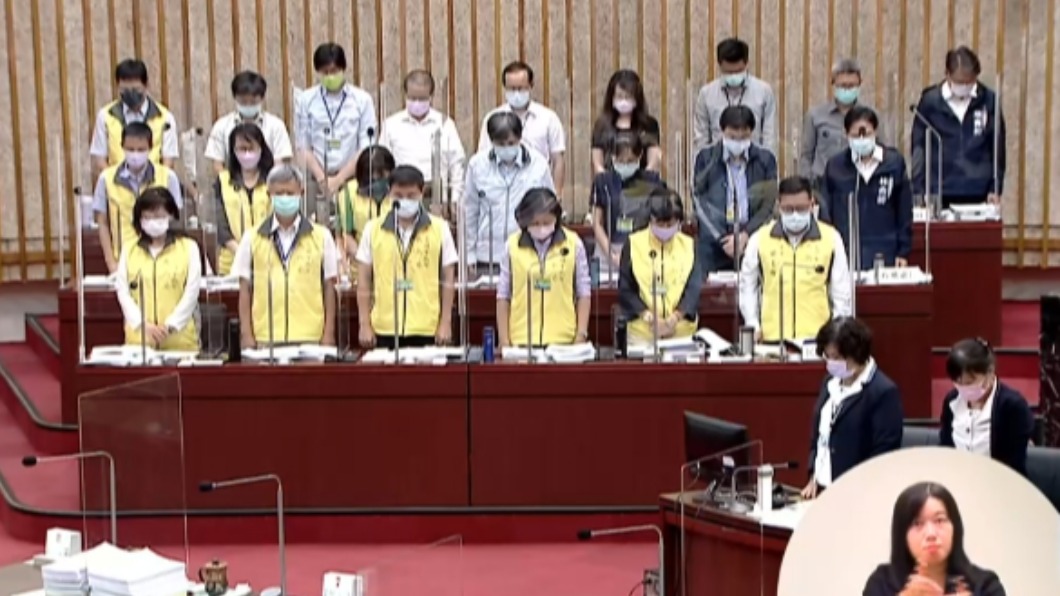 議場全體人員起身替城中城罹難者默哀1分鐘。(圖/翻攝自高雄市議會影音隨選)