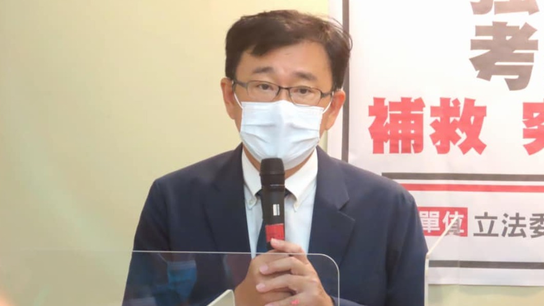 黃國書於臉書聲明承認自己曾經被迫協助情資搜集。(圖/翻攝自黃國書臉書)