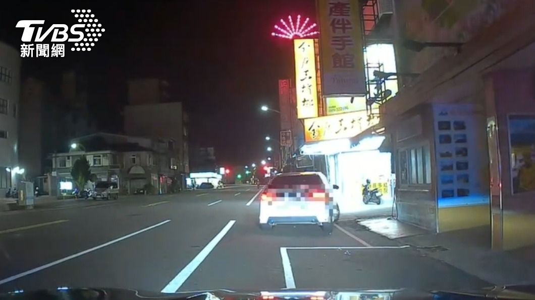 康男見到員警竟加速彎進巷弄內。(圖/TVBS)