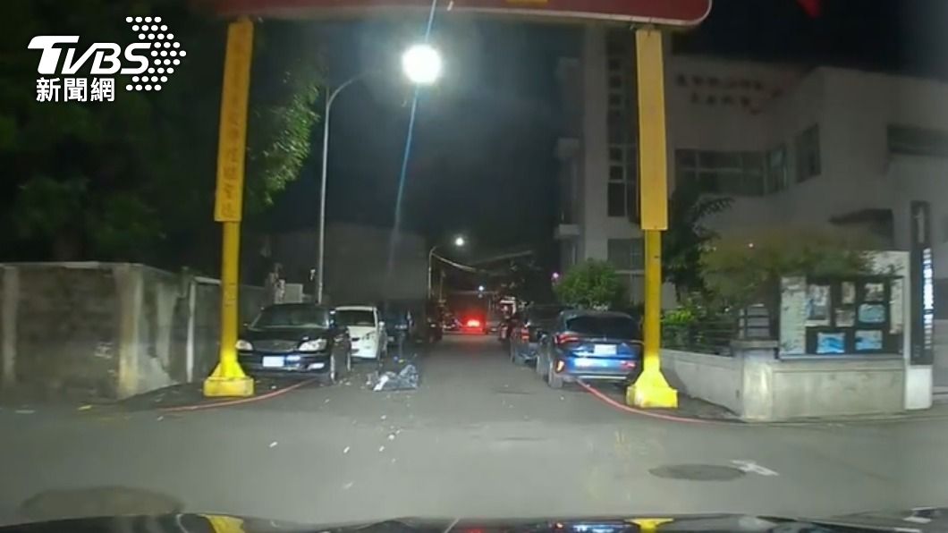 過程中還撞毀路邊車輛。(圖/TVBS)