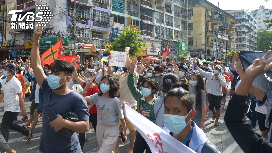 反軍方政變民眾走上街頭示威遊行。(圖/達志影像美聯社)