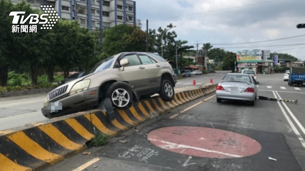 好瞎！肇事後偷貨車狂飆...幾分鐘又翻車　他再偷機車逃逸
