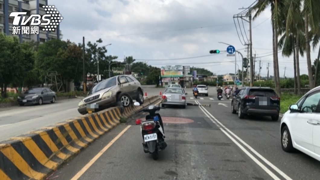 嫌犯自撞路中護欄。(圖/TVBS)