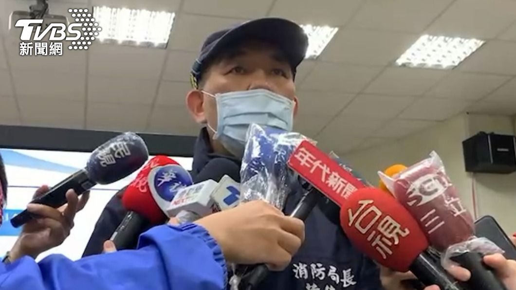 消防局長黃德清說明晚間救援狀況。(圖/TVBS)