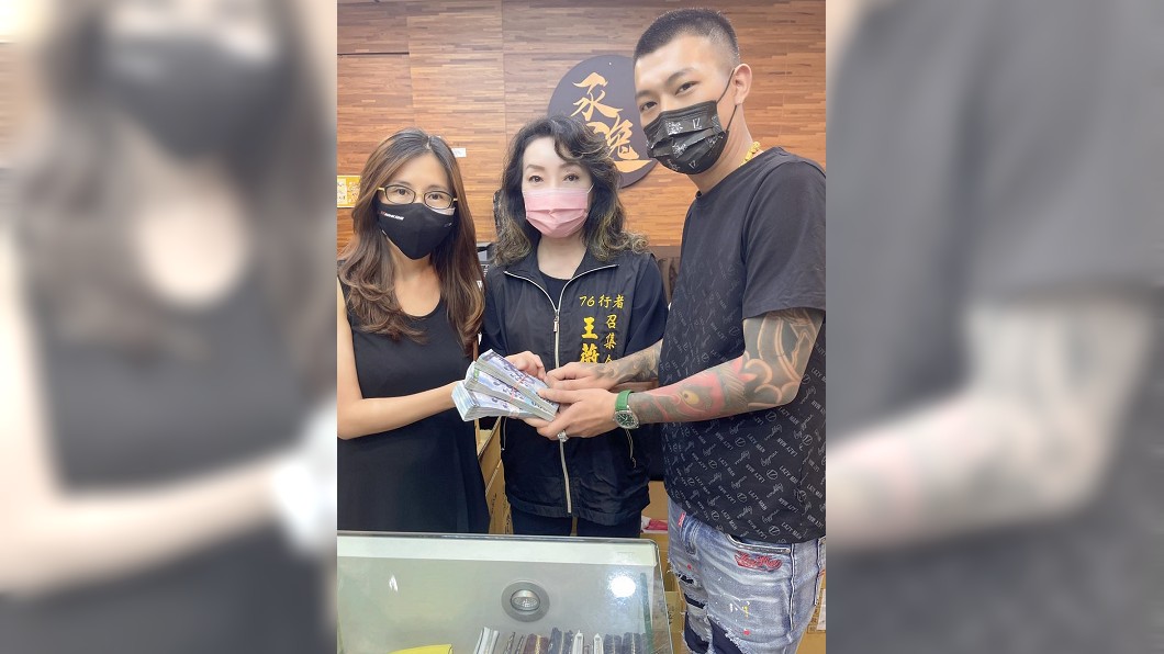 鳳梨曾允諾捐款給協助修復遺體的76行者團隊。(圖/翻攝自鳳梨 吳泓逸Facebook)