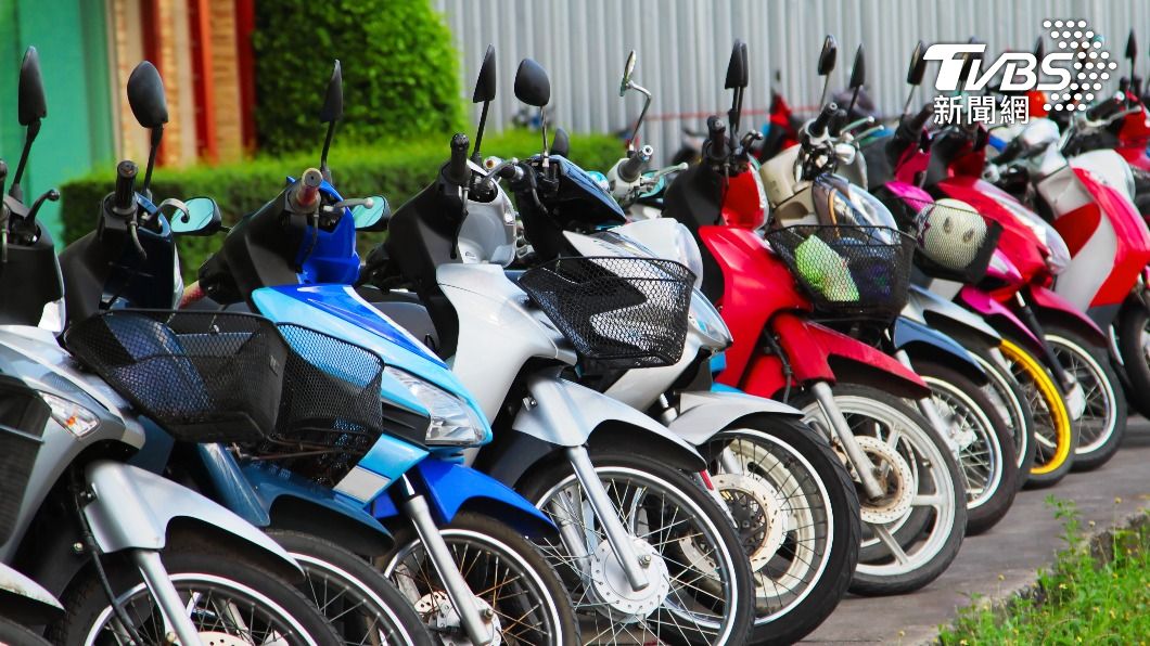 停機車「立側柱」超缺德? 網掀兩派論戰:乾脆別騎車
