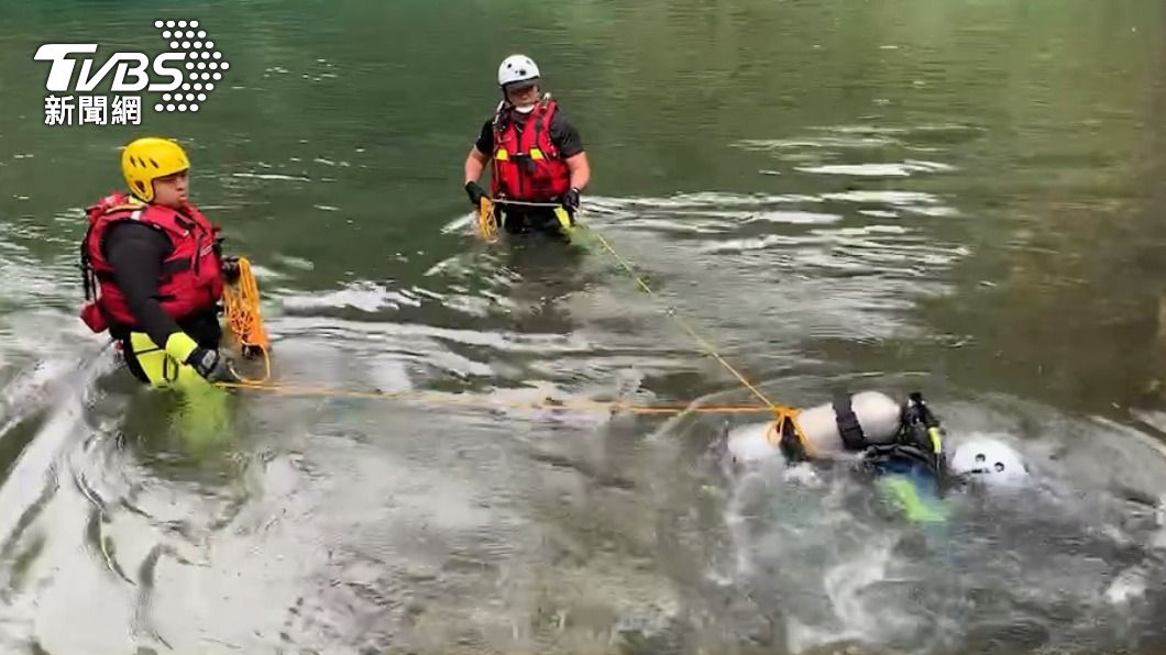 救難人員沿著河道深處細查。（圖／TVBS）