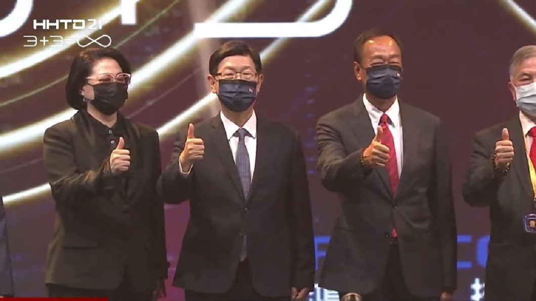 郭台銘和裕隆集團董事長嚴陳莉蓮(圖左)等人均現身。（圖／TVBS）