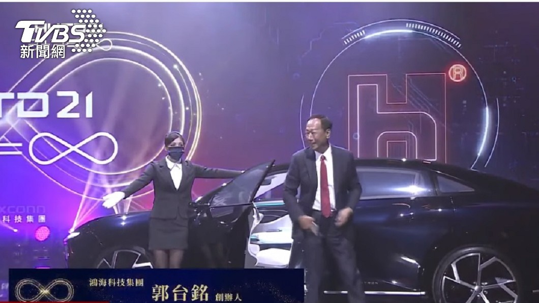 郭台銘駕駛最新公布的高階E級距電動車進場。（圖／TVBS）