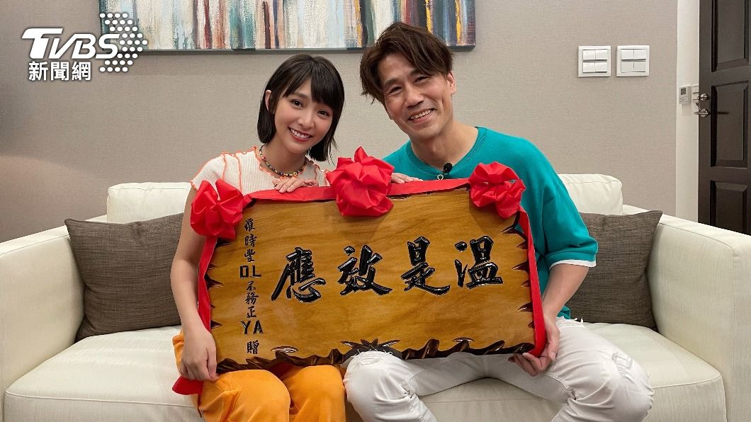羅時豐贈送溫妮一塊大匾額。(圖/羅時豐D.L不務正YA 提供)