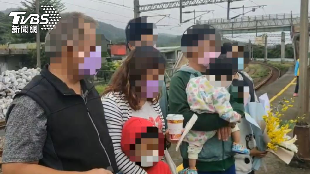 家屬回事故現場新馬車站，捧著鮮花悼念李詩涵。（圖／TVBS）