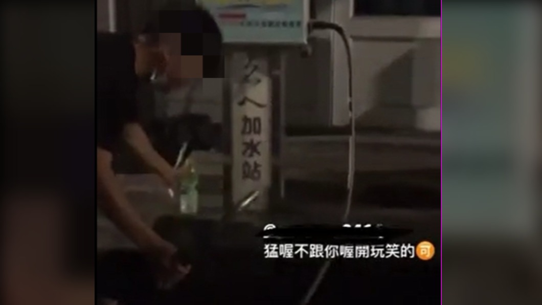 喝不下就把嘴裡的水吐滿地。(圖/翻攝自Dcard)